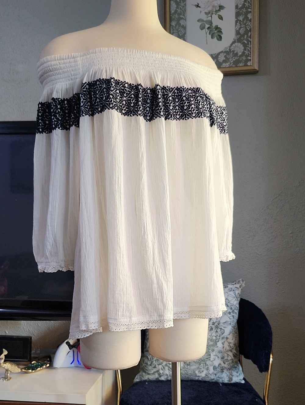 Crown & Ivy Off-Shoulder White Top w/Navy Embroidered Band Sz. XL Ptp=24"